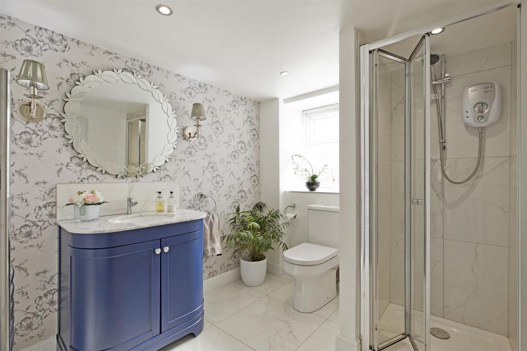 GREOUND FLOOR SHOWER ROOM