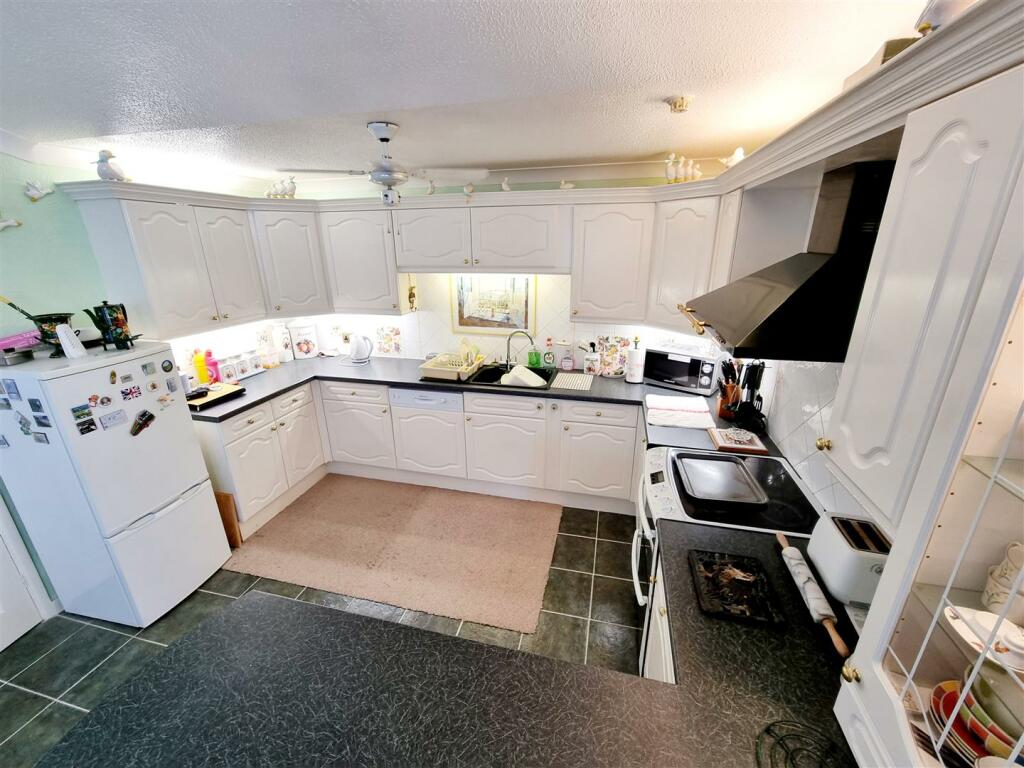 Kitchen 1.jpg