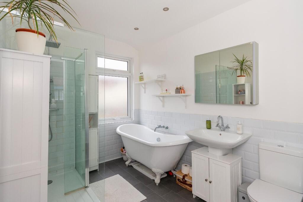 1G5SBR - Bathroom C.jpg