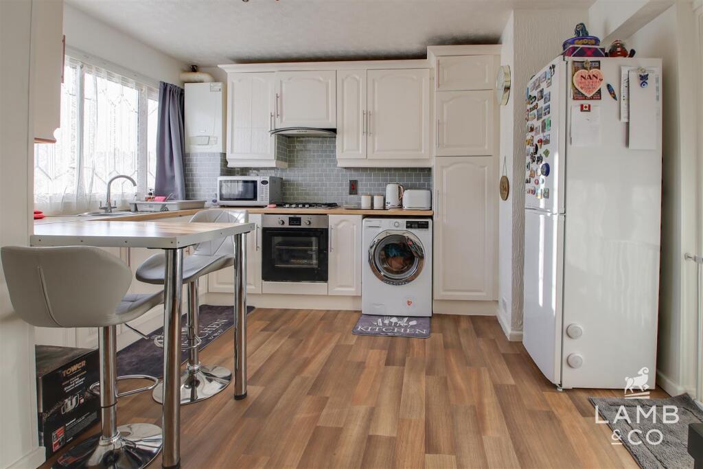 KITCHEN/DIVING ROOM