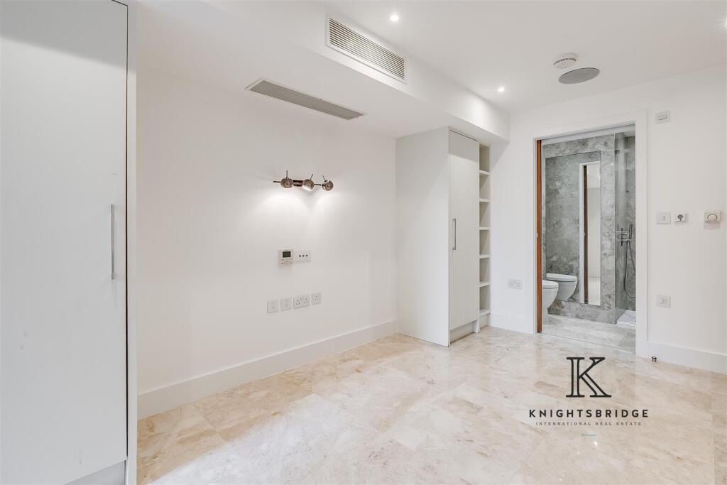 Hyde Park Gate  [Log