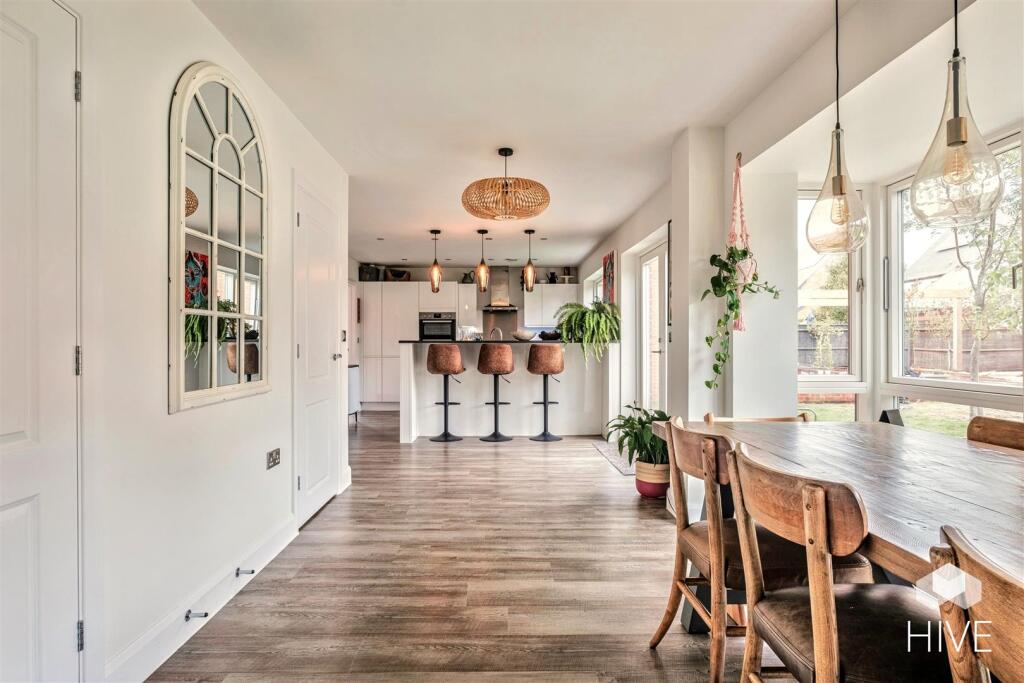 Kitchen / Dining Area