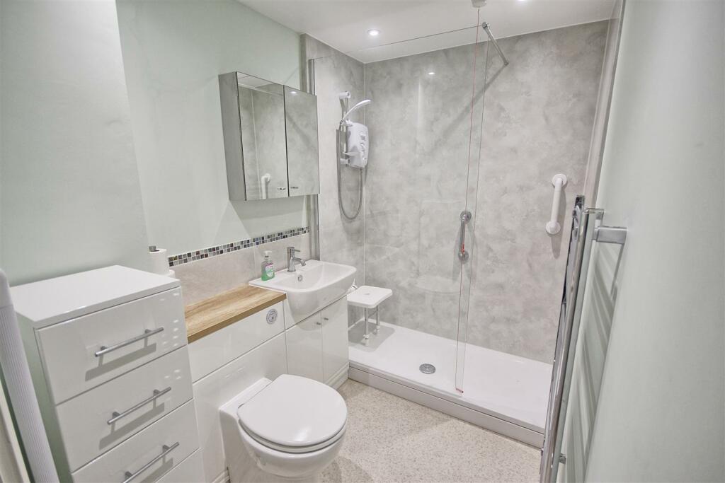 SHOWER ROOM
