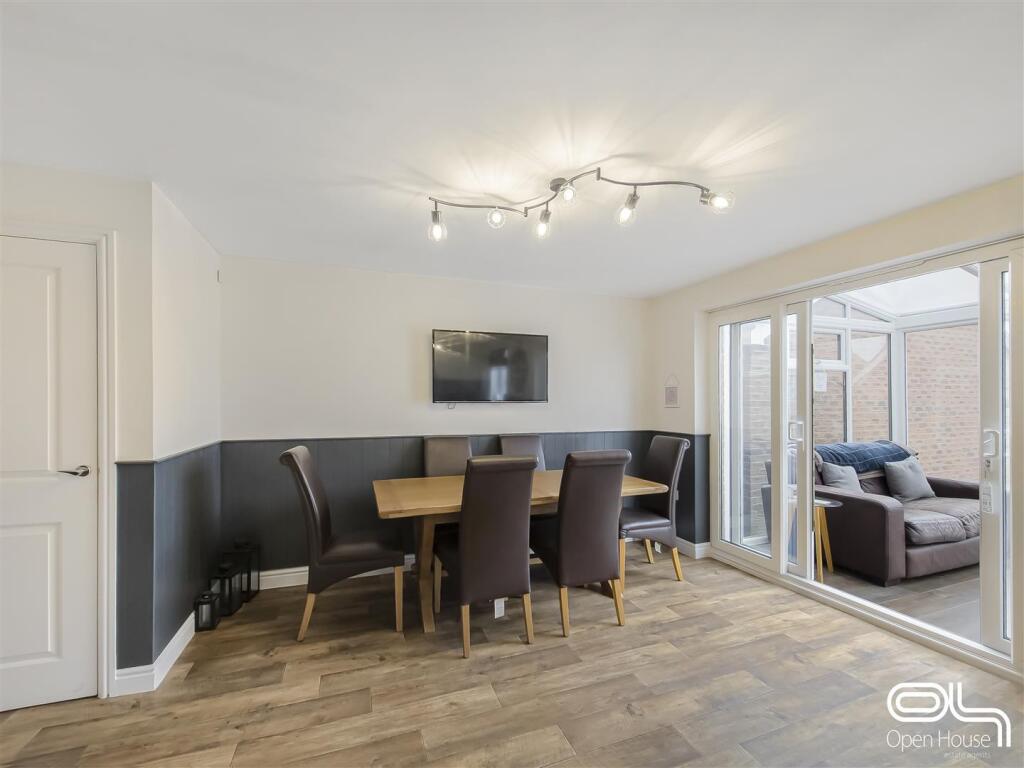 Henley Grove, Church Gresley (8).jpg