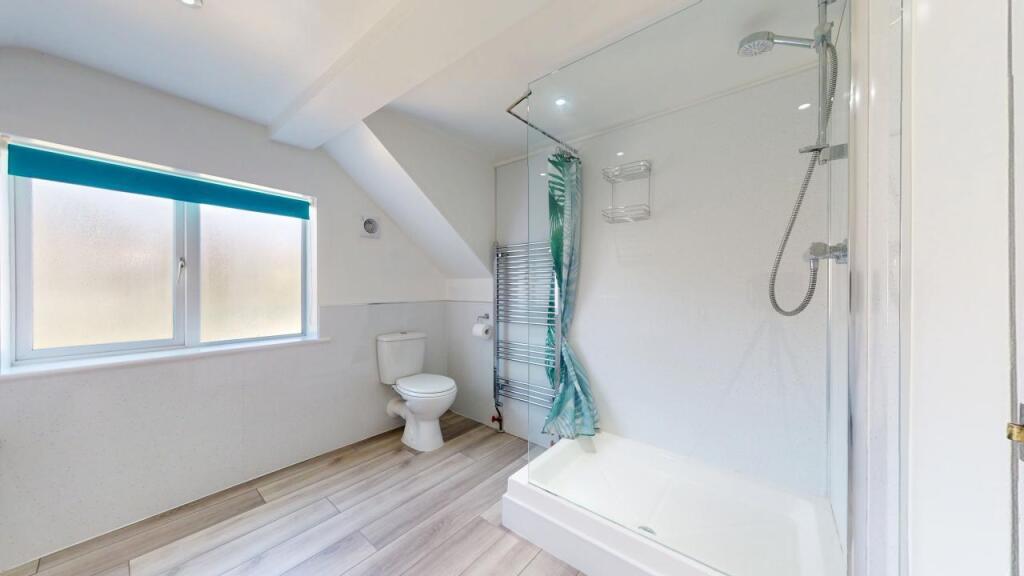 Family bathroom (2).jpg