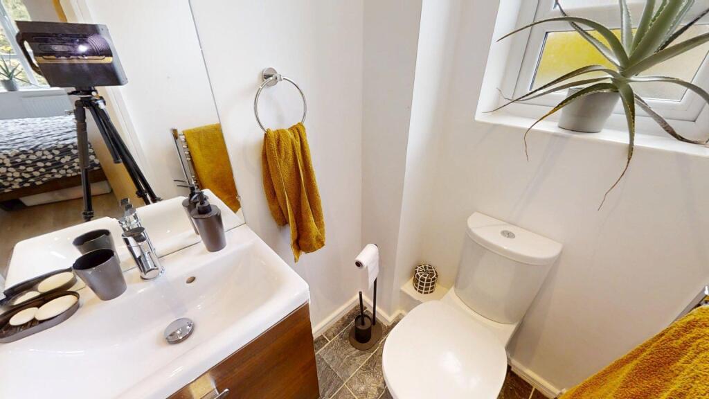EN SUITE TO BED 2