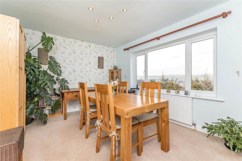 Lounge &amp; Dining Room