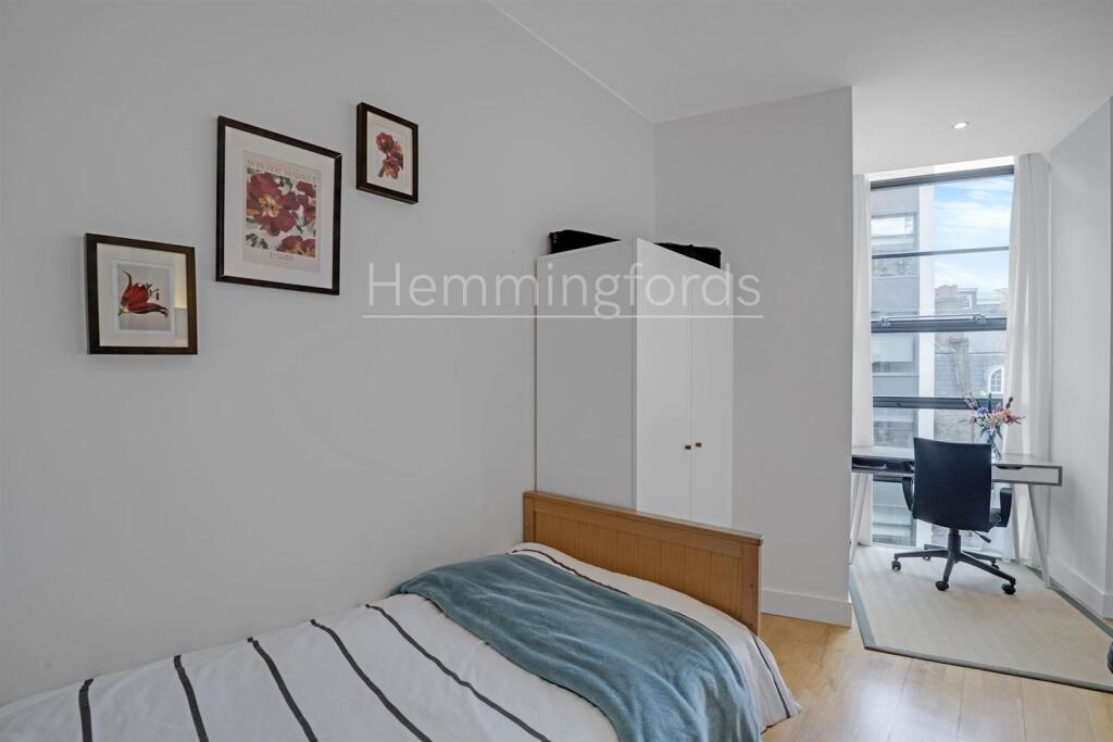 13-10cc84168-HMF-JJ-Spectrum House-13-medium.jpg