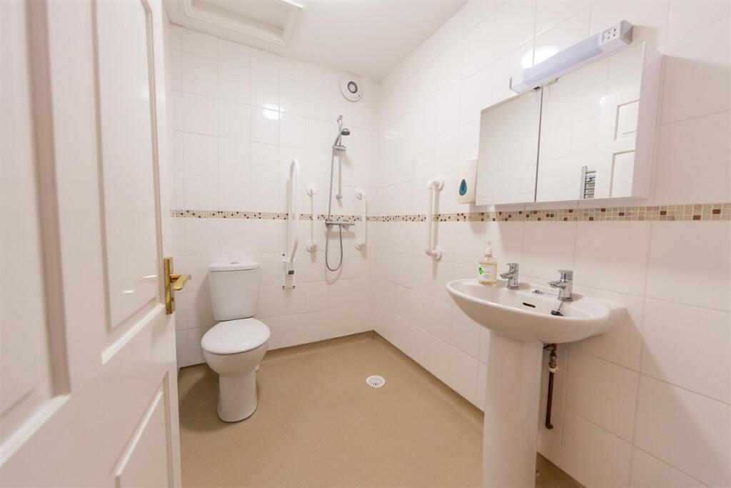 The Hideaway_Durrants_Southwold_wetroom.jpg