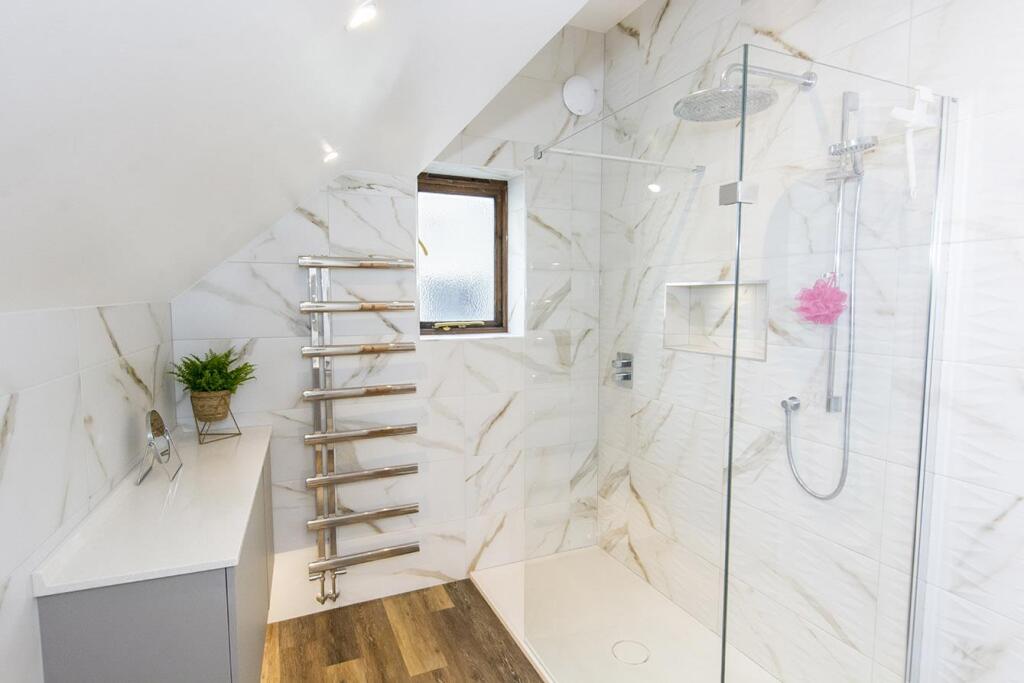 Shower Room (Photo Two)