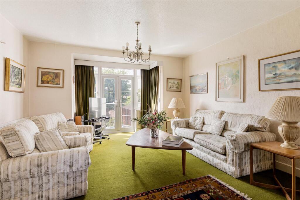 The Avenue E4