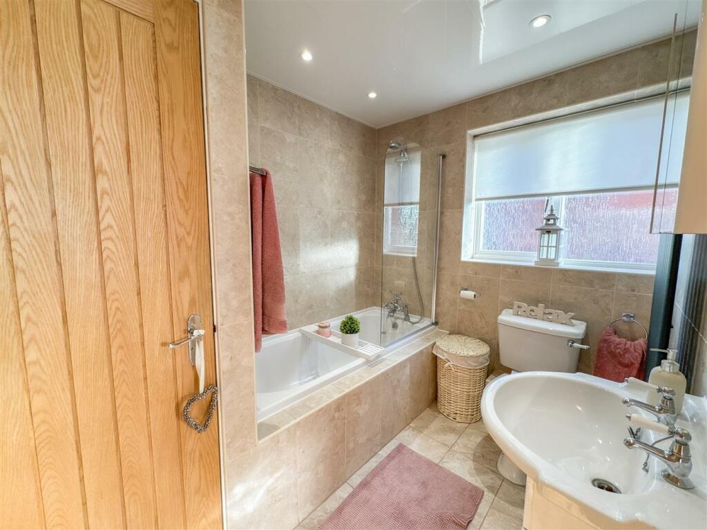 BATHROOM/ W.C.