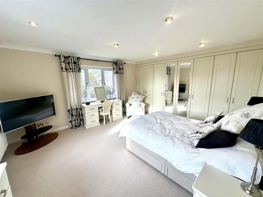 PRINCIPAL BEDROOM
