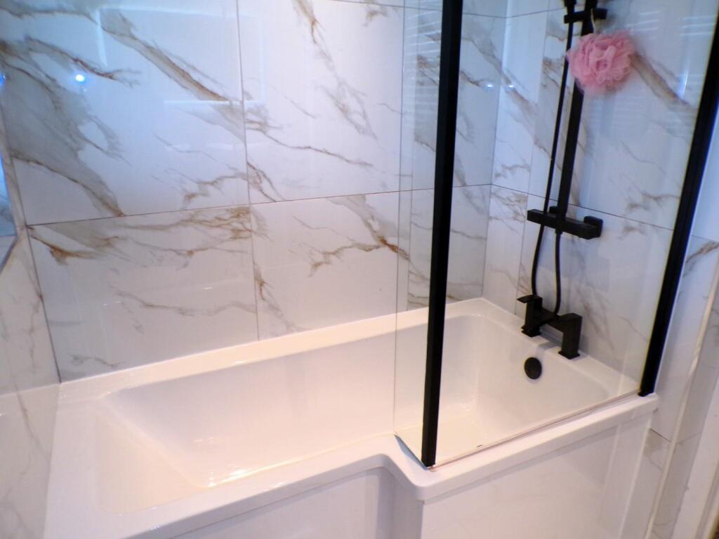MasseyAve19bath2.JPG