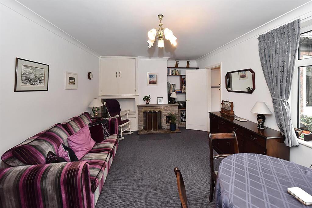 SITTING / DINING AREA