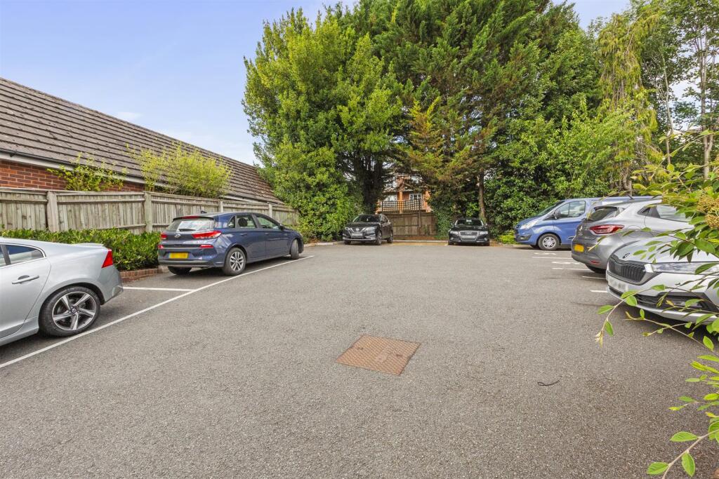 Flat 2, 77 London Road, HP11 1BN-7.jpg