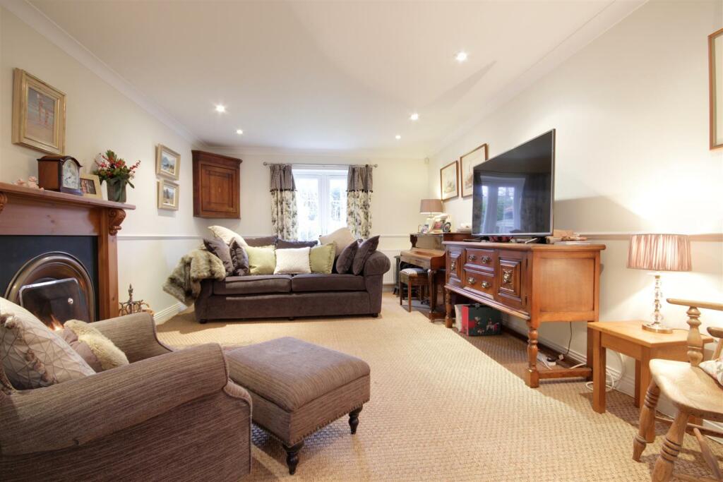 THROUGH LOUNGE
