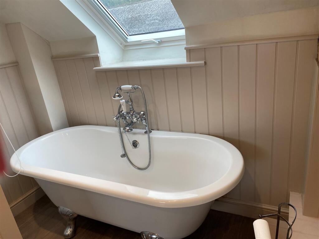 Bathroom 2.jpg