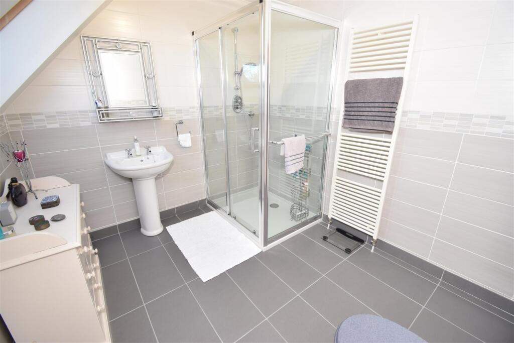 EN-SUITE SHOWER ROOM