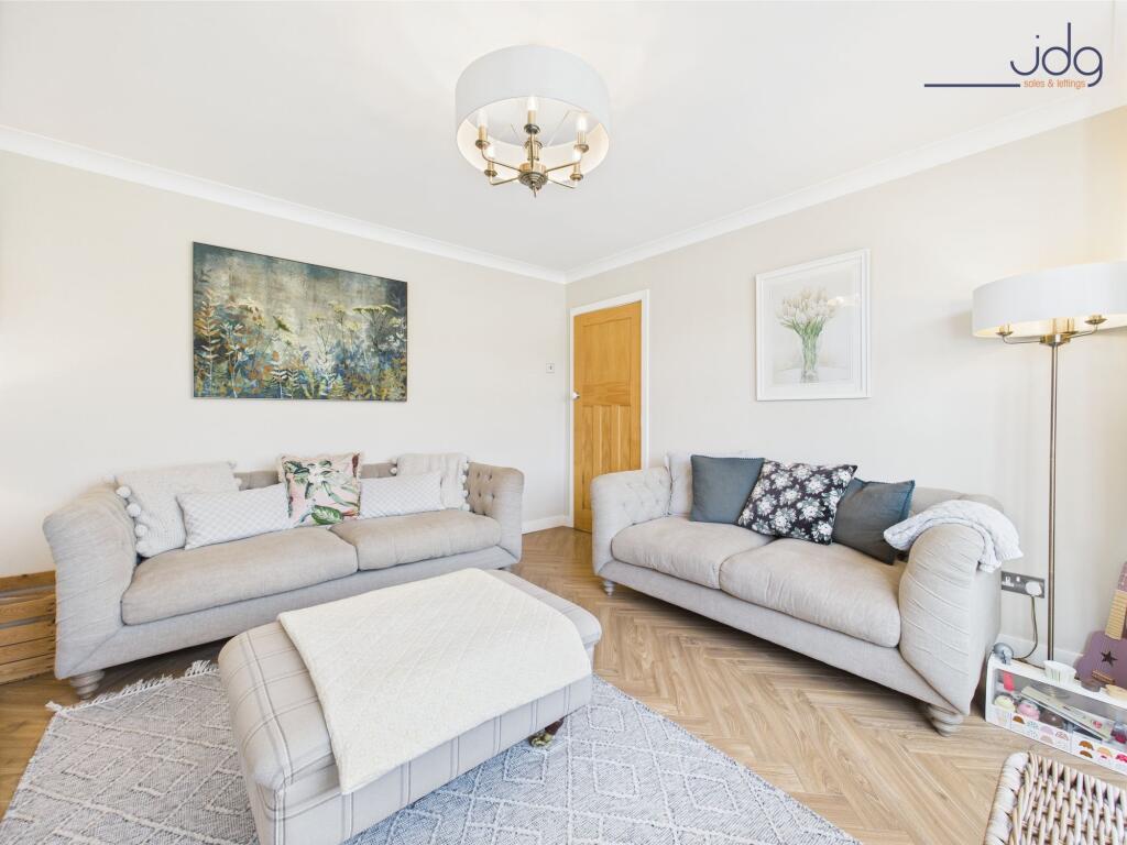 Cosy bay-fronted lounge