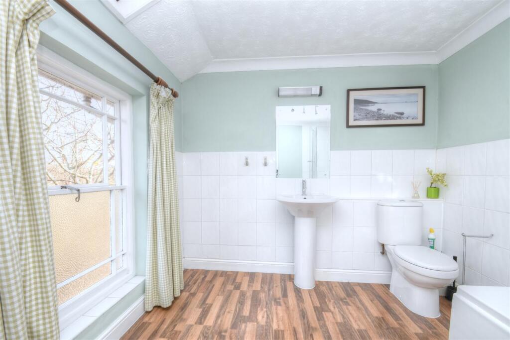 En-suite Bathroom 2.jpg