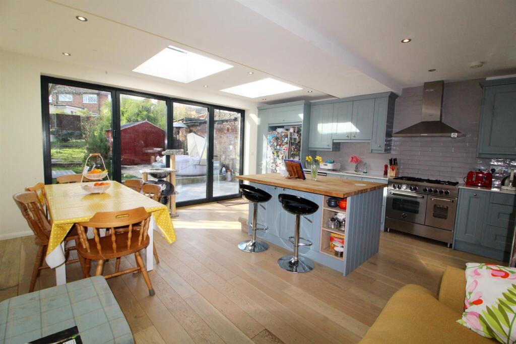 Kitchen 2 edit.jpg