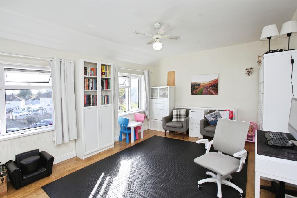 Trem Twyn Barlwm, Two Locks, CWMBRAN