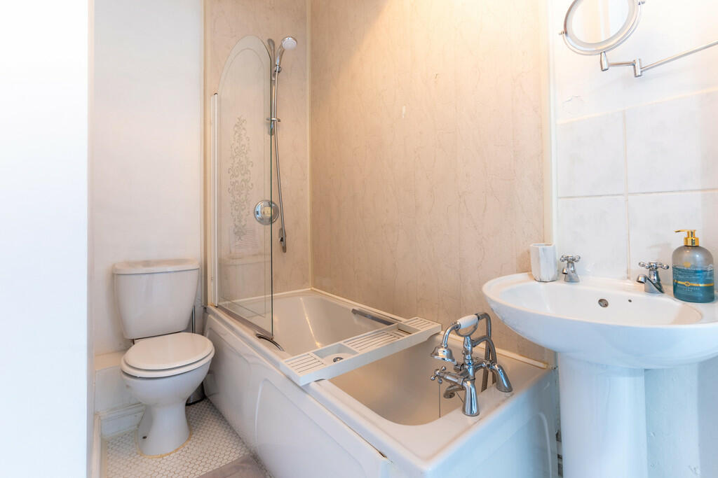 Bedroom One En-su...