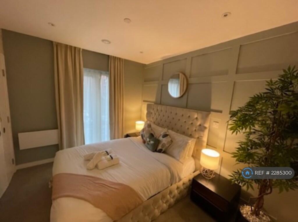 Main Bedroom With Queen Size Bed