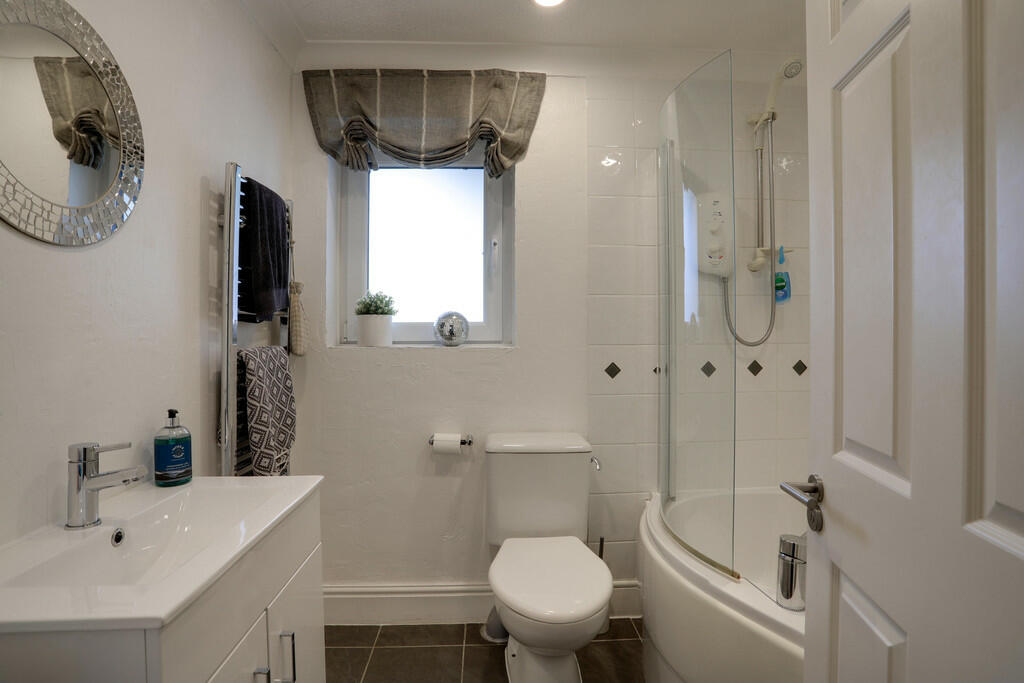 Ensuite to Bedroo...