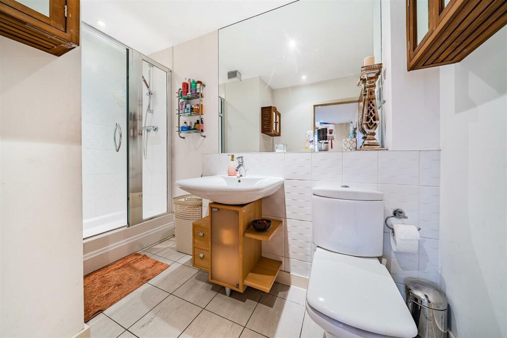 En Suite Shower Room: