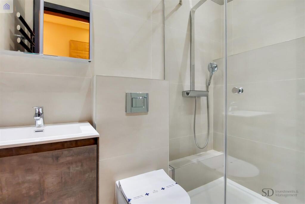 4_Main Ensuite-0.jpg