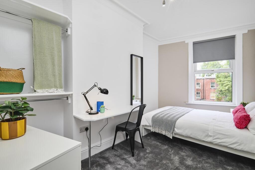 A bright and neatly maintained single bedroom f...