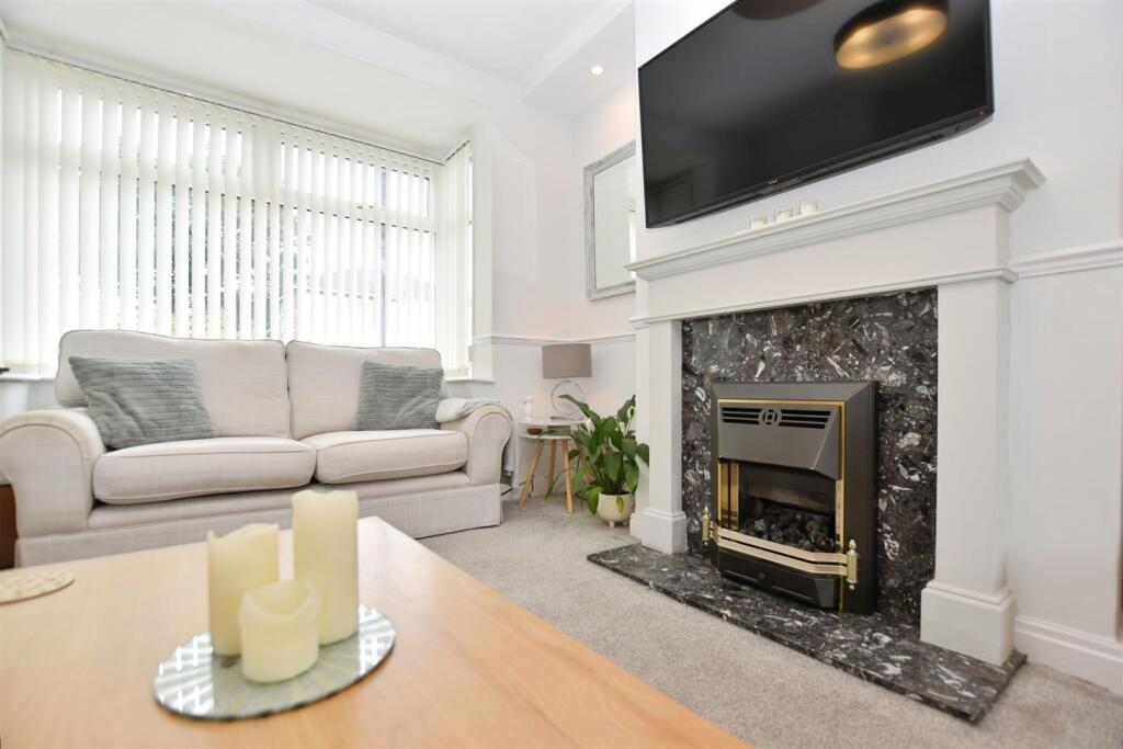 2d6e7857-lounge 20feature.JPG