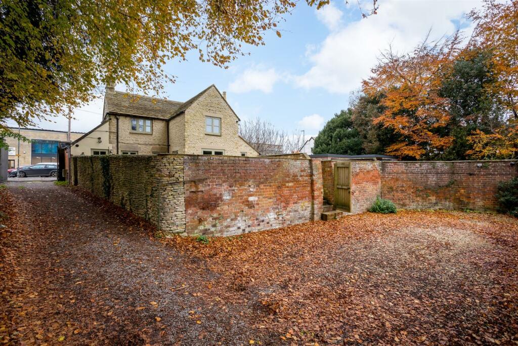 36 - 23 Querns Lane - GL7 1RL - Web.jpg