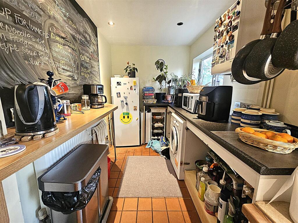 Kitchen 2.jpg