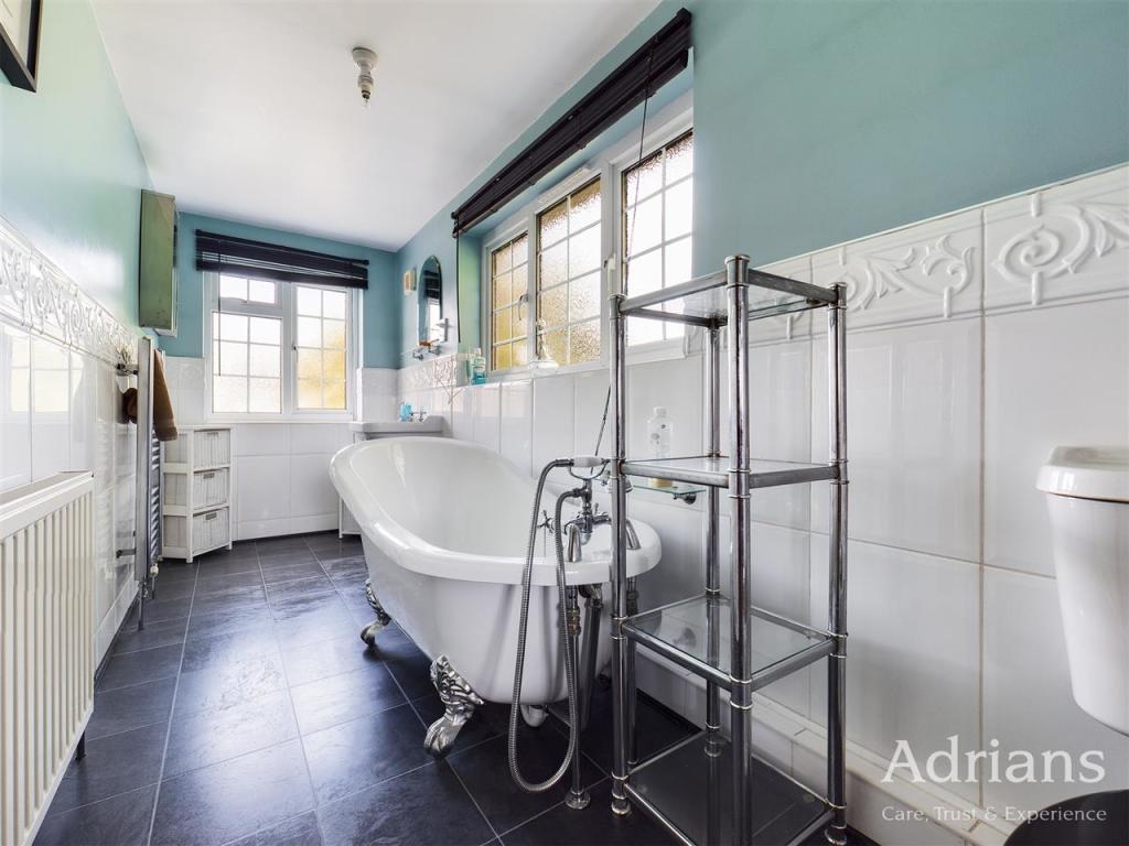 EN-SUITE BATHROOM