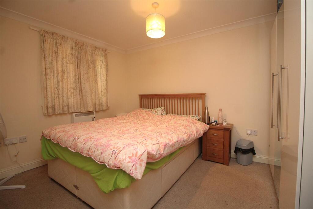 bedroom 1 .JPG