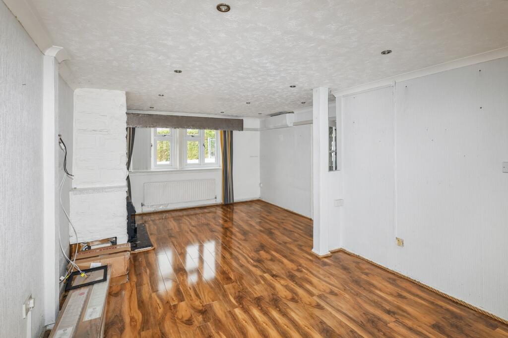 8 Colne Drive, Romford RM3 9JX