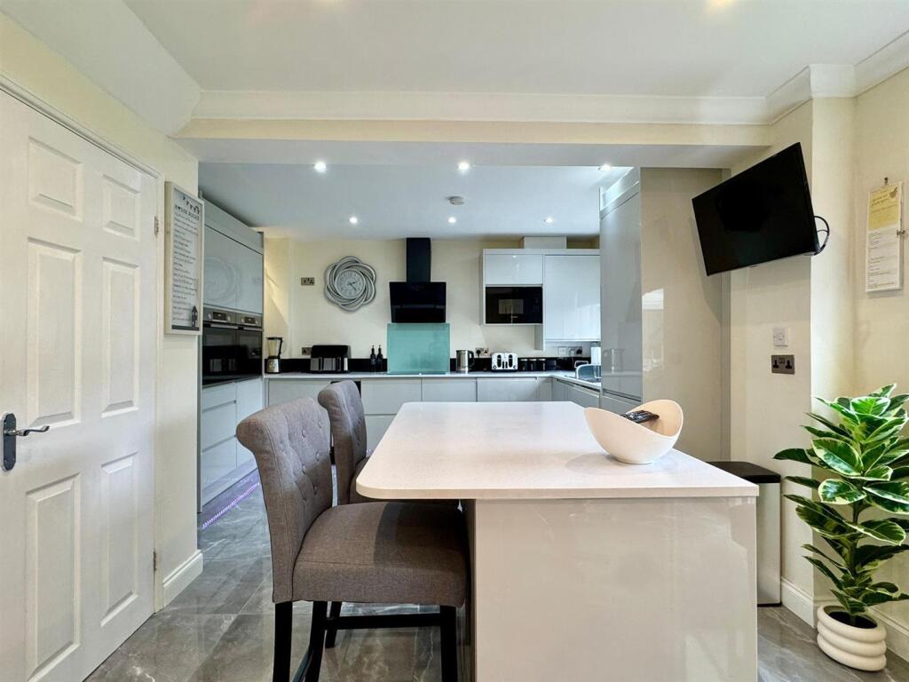 Kitchen (4).jpg