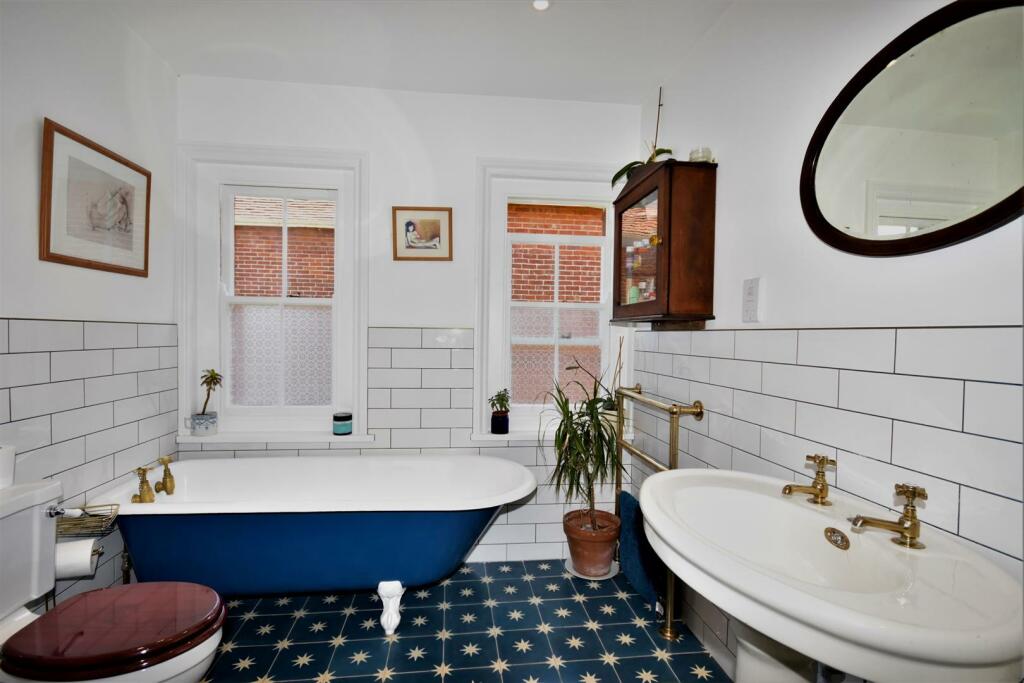 Bathroom..JPG