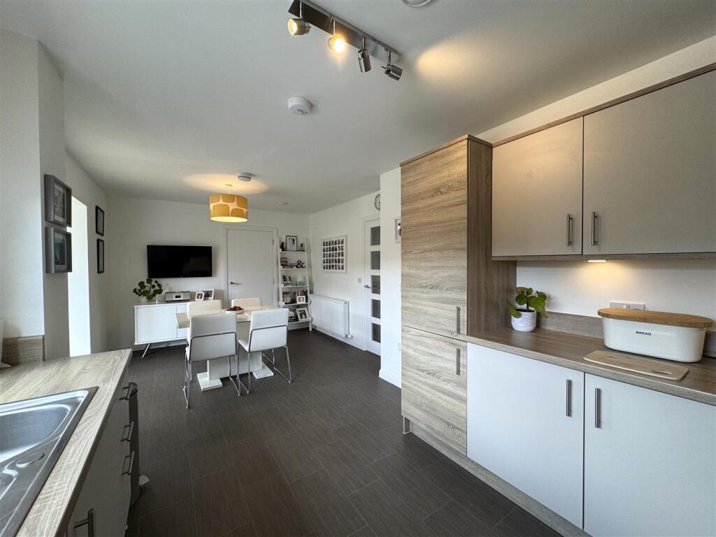 KITCHEN 2.JPG