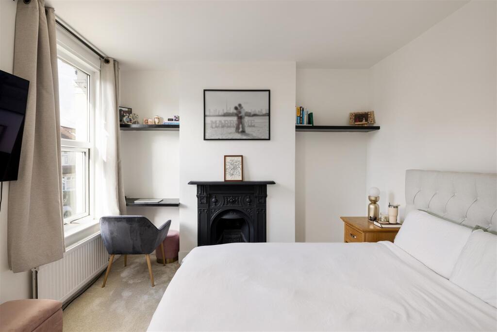 Fourth Avenue, E12