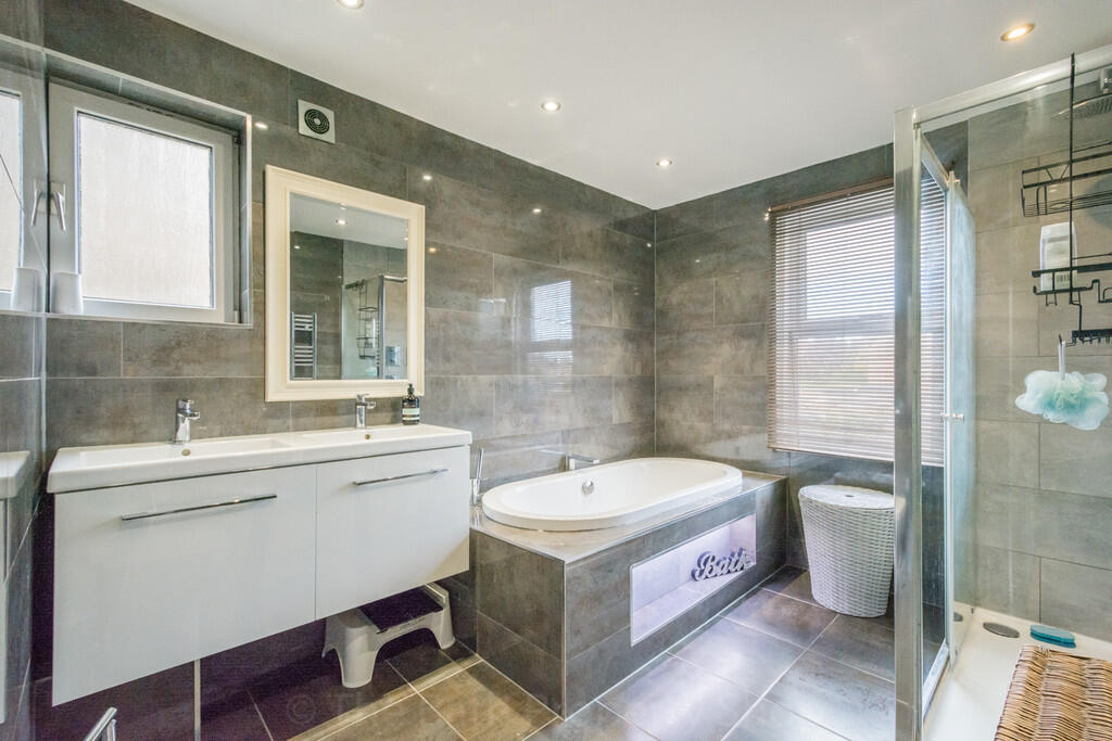 27 Combe Road New...