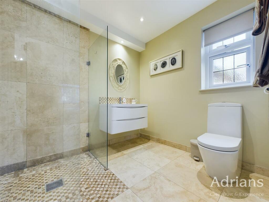 EN-SUITE SHOWER ROOM