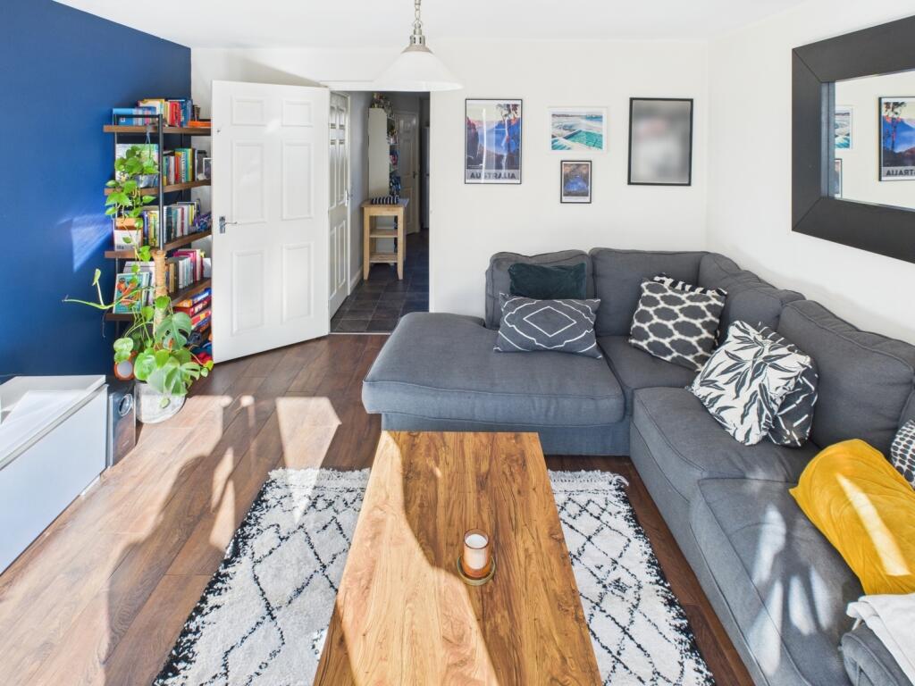 CAM04233G0-PR0016-STILL006