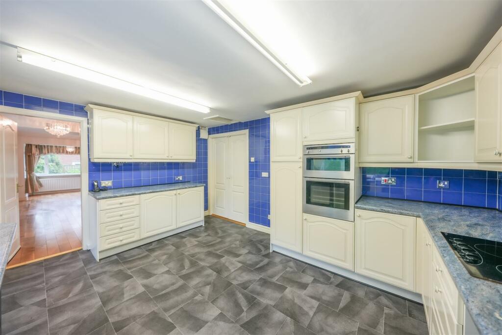 BREAKFASTING KITCHEN