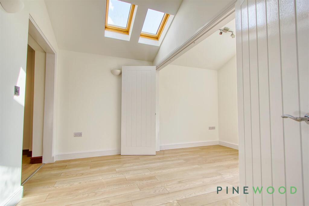 FAMILY ROOM / DINING ROOM