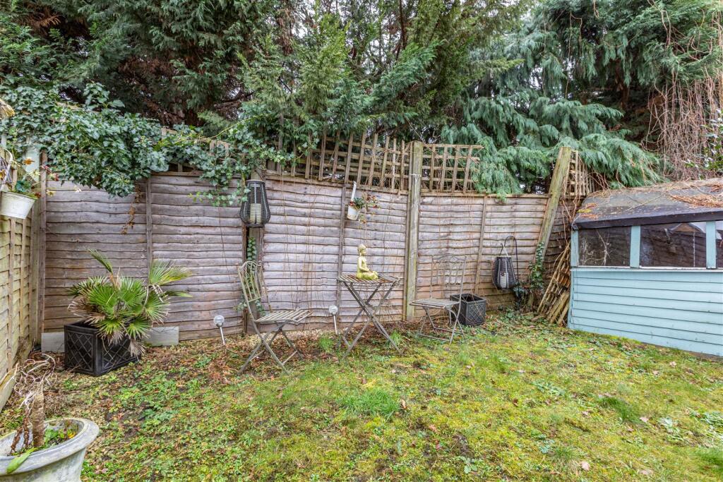 5 Loxley Close, Byfleet, KT14 7GA - 9.jpg