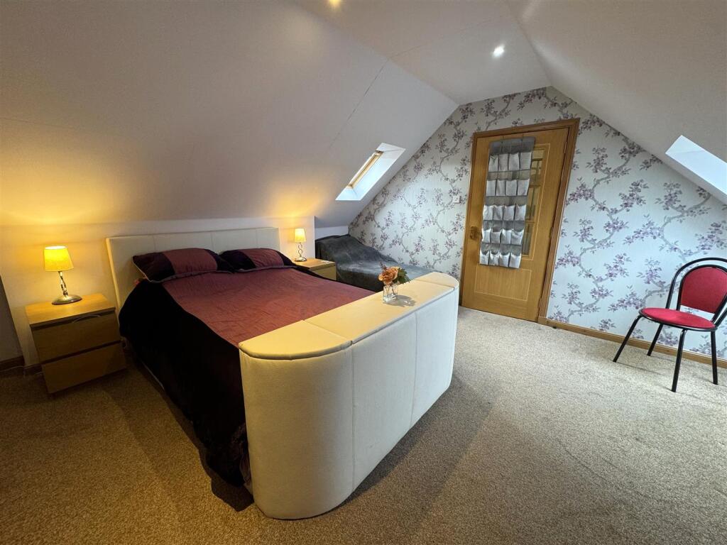 BEDROOM 1.JPG